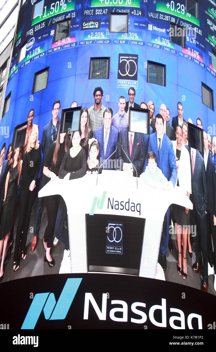 New YORK, NY 15 septembre 2017George FeldenkreisDirecteur général de Perry Ellis International, Oscar Feldenkreis, PDG et Président Perry Ellis International Ring The Nasdaq stock Market Closing Bell in Honor of the Company 50ème anniversaire at Time Square à New York 15 septembre 2017.Credit:RW/MediaPunch Banque D'Images