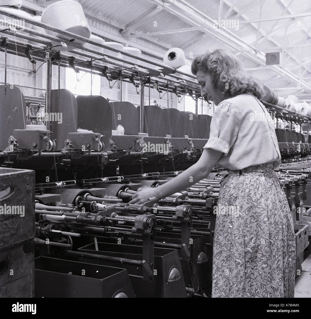Années 1950, l'opérateur historique, les Irlandais travail sur sa propre surveillance d'un certain nombre de métiers mécanisés pour le tissage du tissu, l'Irlande du Nord. Banque D'Images