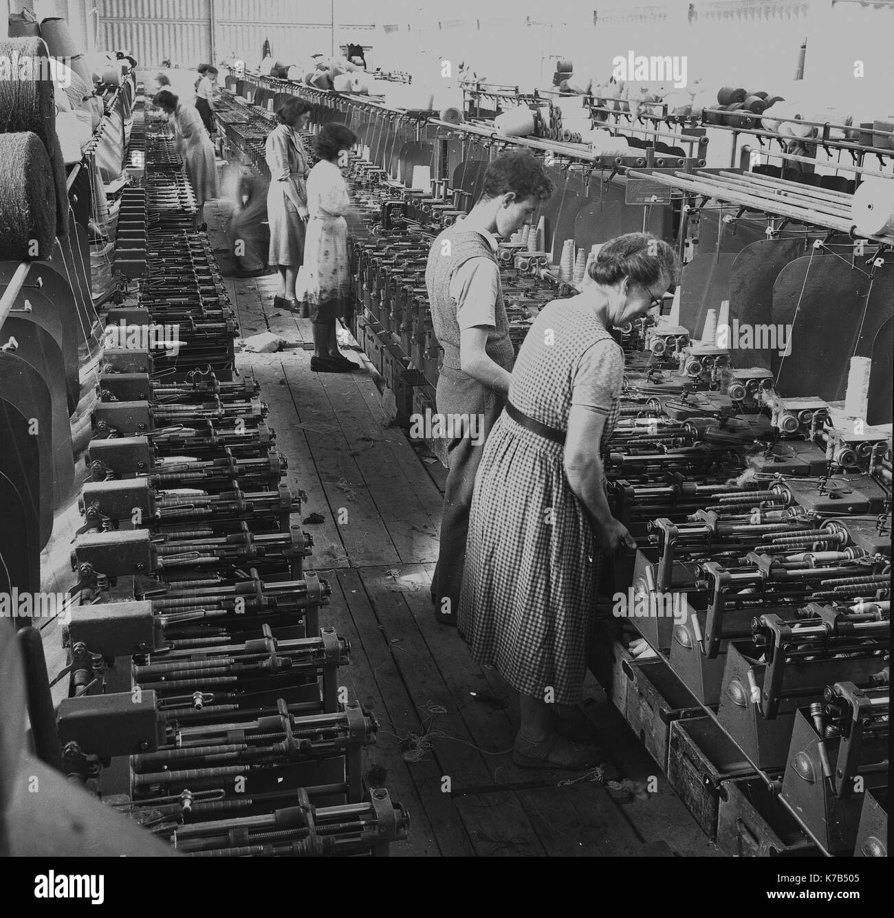 Années 1950, historiques, tisserands irlandais, les femmes qui travaillent debout sur un plancher de bois à l'aide de métiers, de linge mécanisée d'Irlande du Nord. Banque D'Images