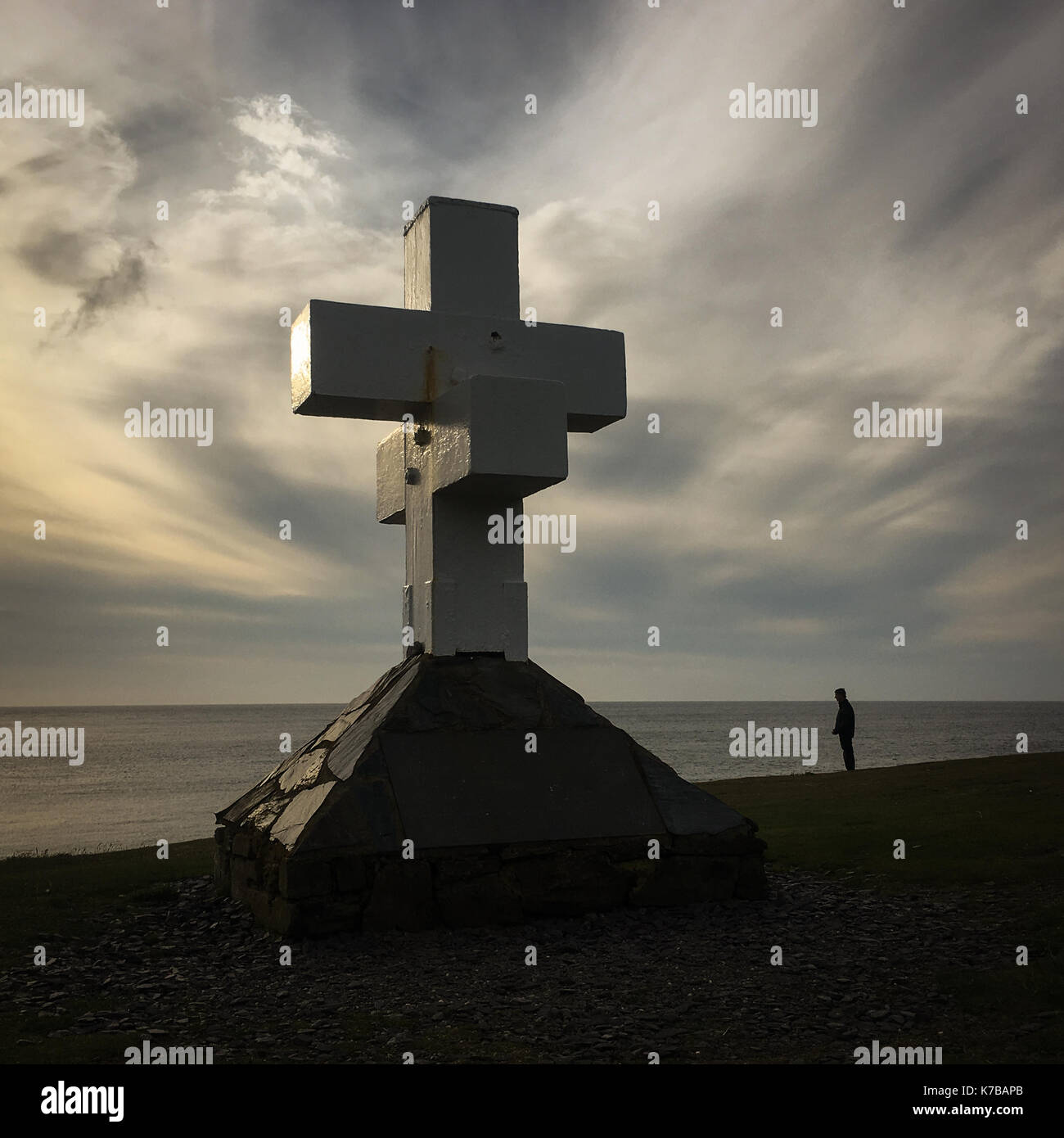 Le Thousla Cross Memorial, donnant sur le son, dans l'île de Man, le 14 septembre 2017. Banque D'Images