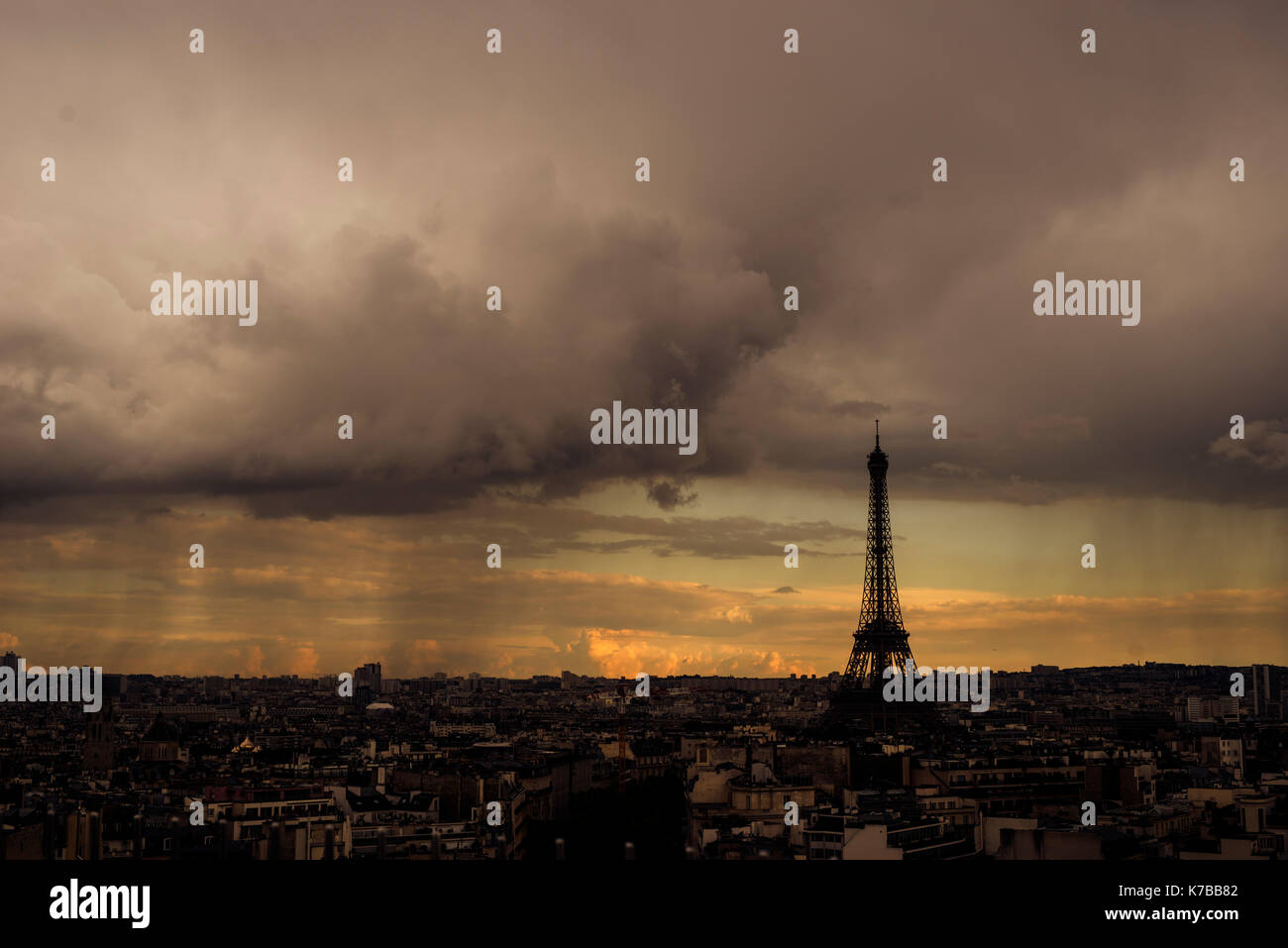 Vue sur la tour Eiffel depuis le sommet de l'Arc de Triomphe par temps de pluie. Banque D'Images