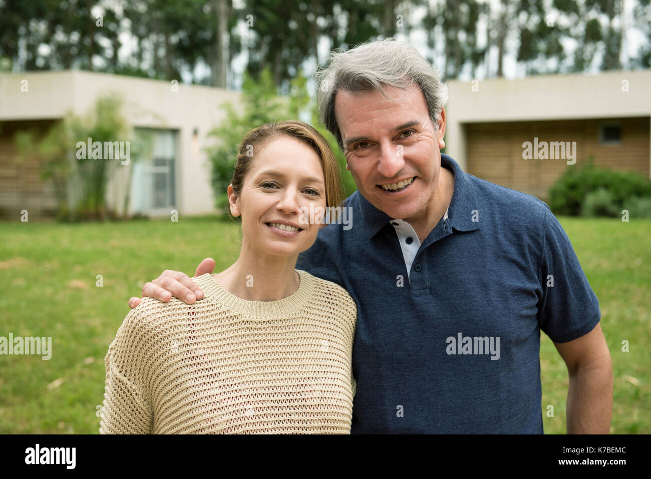 Young couple outdoors, portrait Banque D'Images