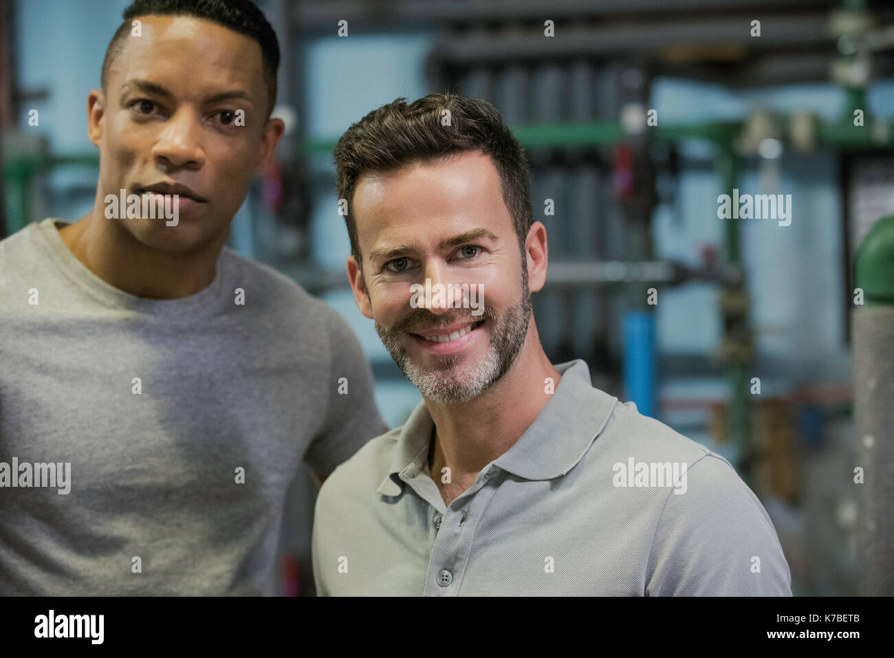 Les hommes qui travaillent dans le cadre industriel, portrait Banque D'Images