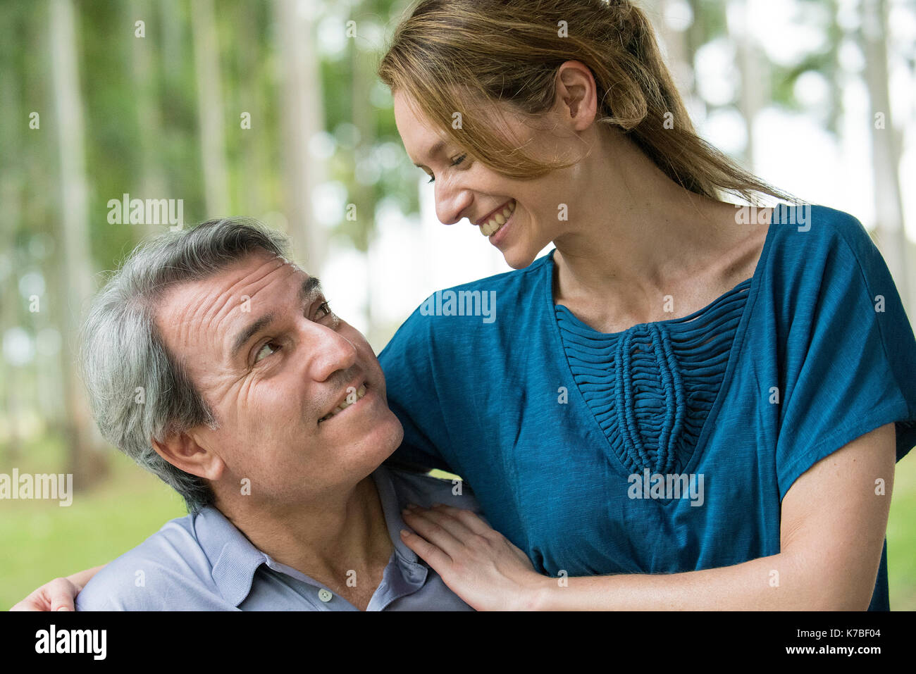 Mature couple smiling at each other Banque D'Images