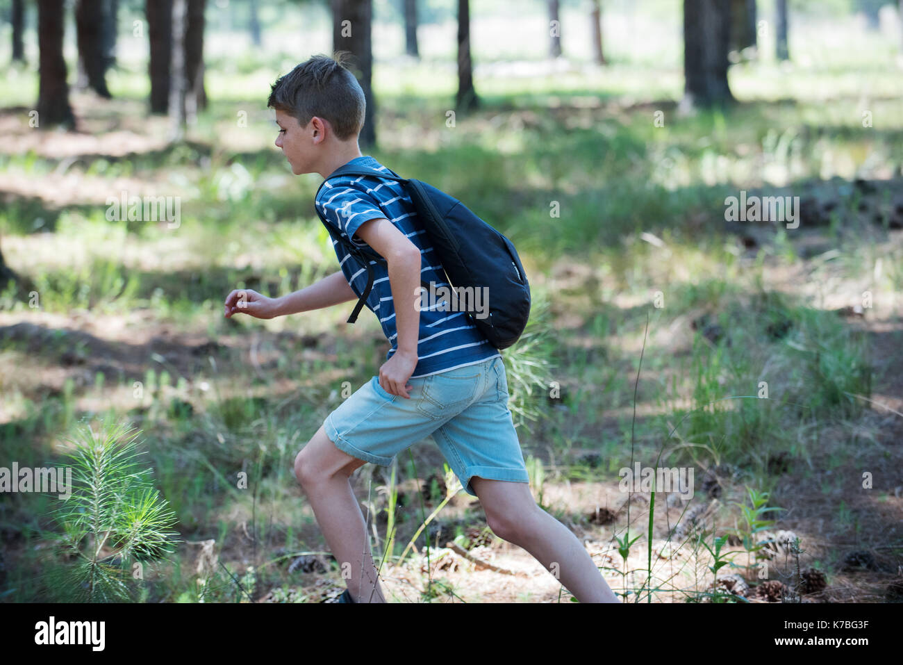 Boy running outdoors Banque D'Images