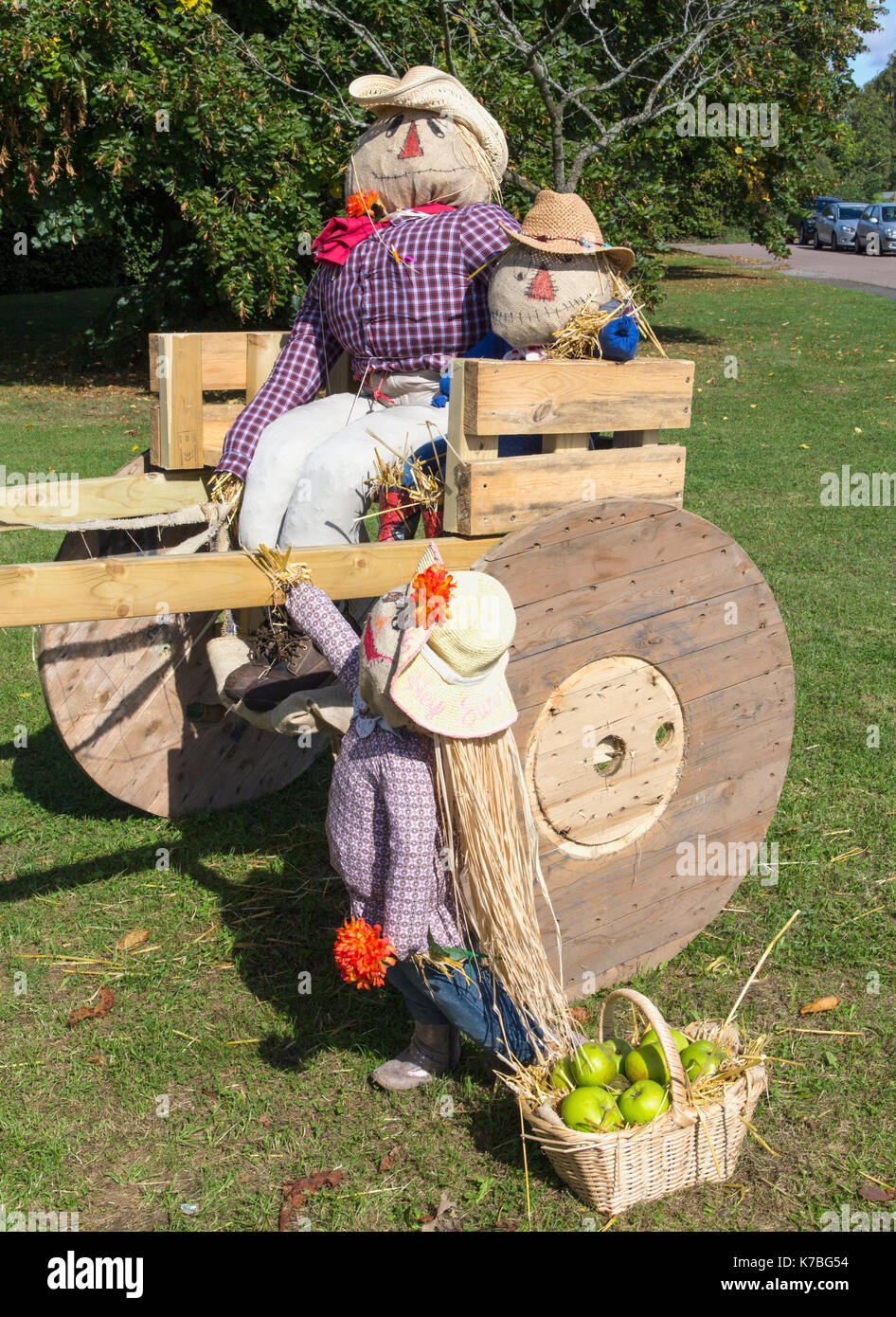 Panier avec deux corneilles faire peur Banque D'Images