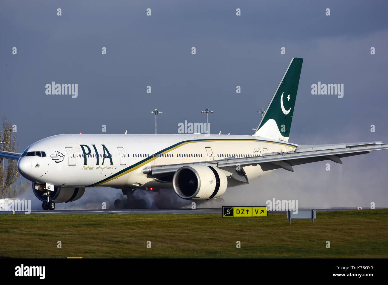 PIA Pakistan International Airlines Boeing 777 Waterspray l'atterrissage sur la piste 23 à l'aéroport de Manchester Banque D'Images