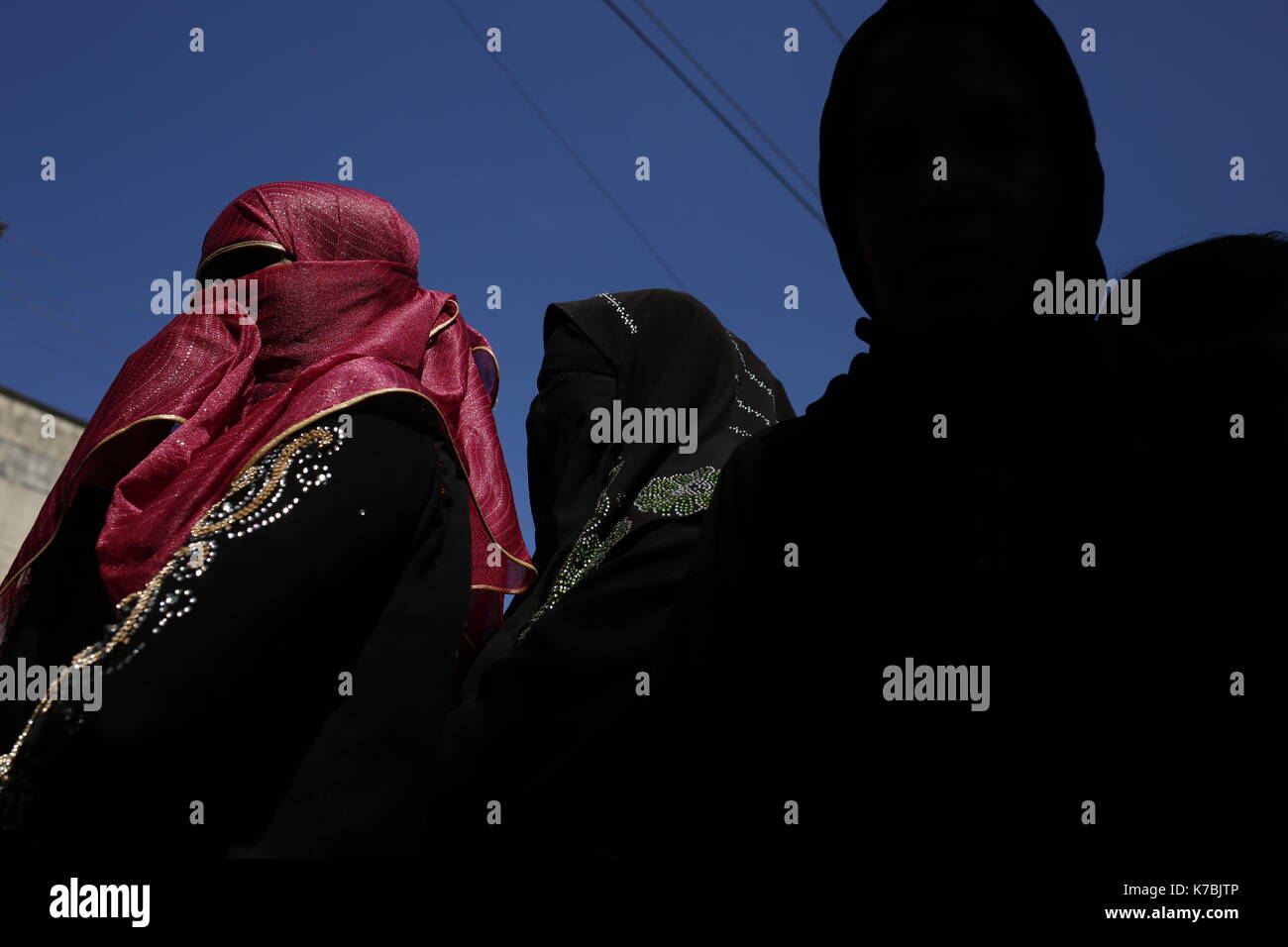 Teknaf, au Bangladesh. 13 sep, 2017. femme rohingya attend les aliments provenant d'un camion après avoir traversé la frontière du Myanmar au Bangladesh à teknaf. crédit : md. mehedi hasan/pacific press/Alamy live news Banque D'Images