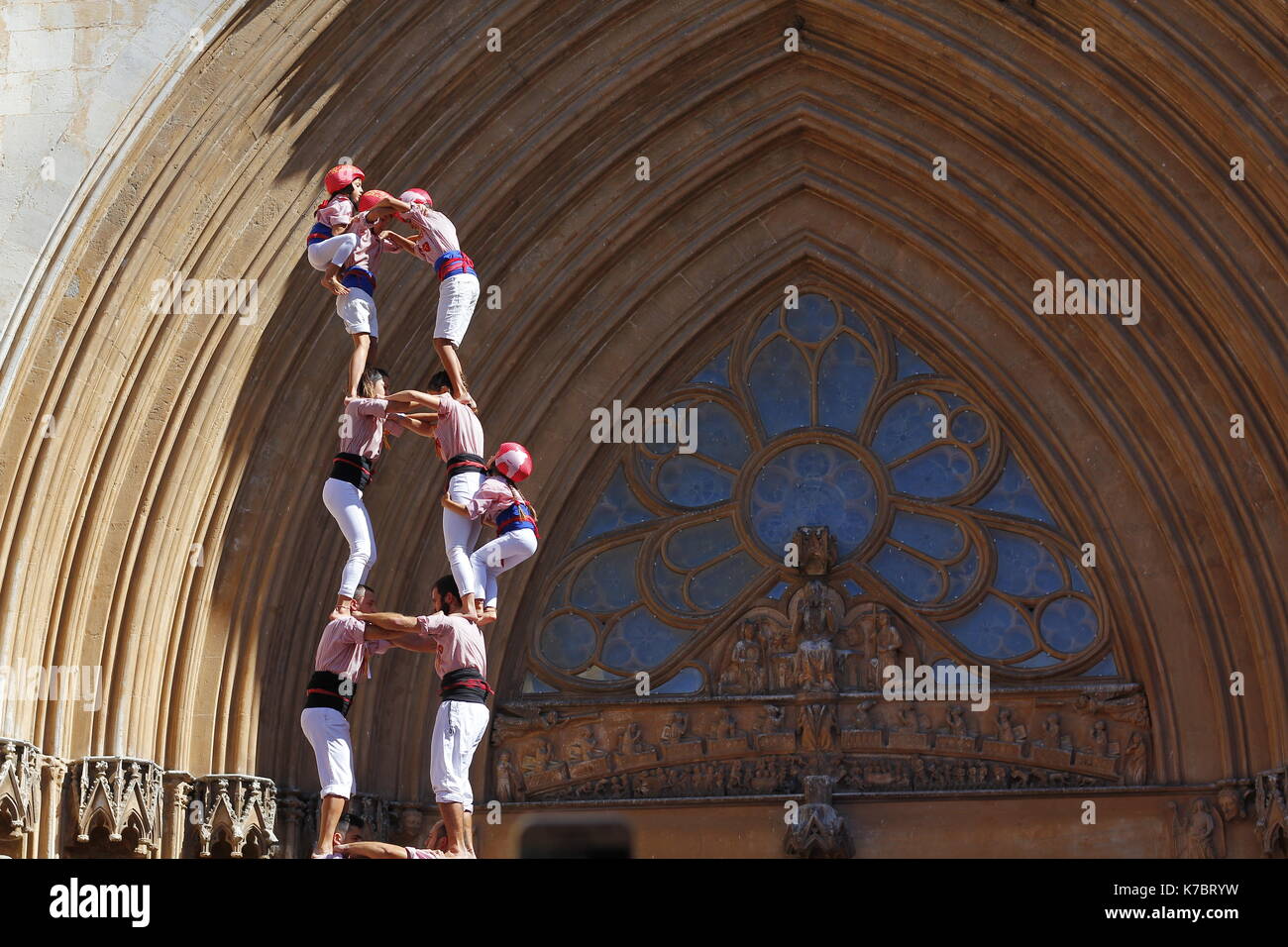 Les gens faire des droits de l'homme des tours en face de la cathédrale, un spectacle traditionnel en Catalogne appelé "castellers" Banque D'Images