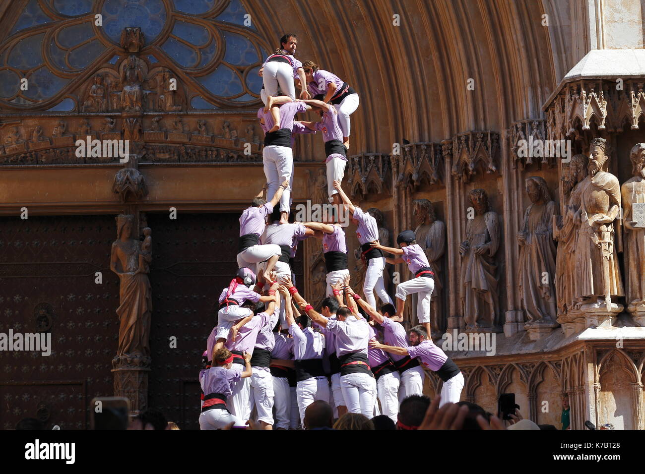 Les gens faire des droits de l'homme des tours en face de la cathédrale, un spectacle traditionnel en Catalogne appelé "castellers" Banque D'Images