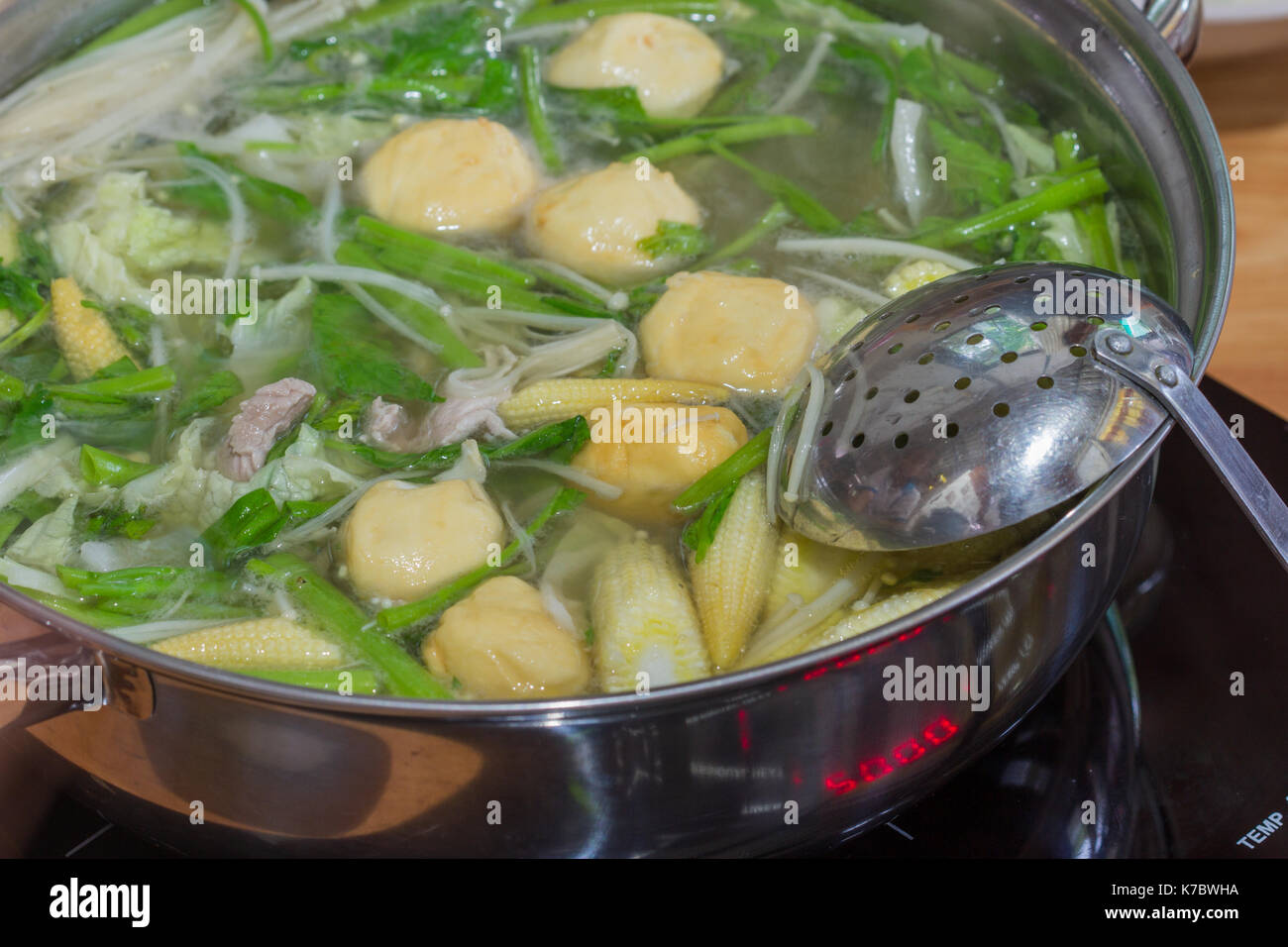 Sukiyaki et shabu ou définir un mélange de légumes dans le pot d'eau bouillante Banque D'Images