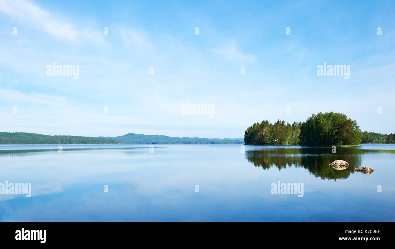 Beau lac finlandais photographié dans l'été scandinave Banque D'Images