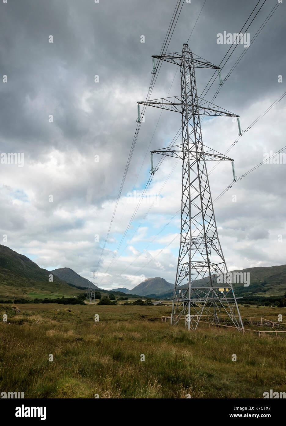 Pylônes électriques dans la ville pittoresque de campagne écossaise près de Loch Awe Allt plus Mhoille, Argyll, Scotland Banque D'Images