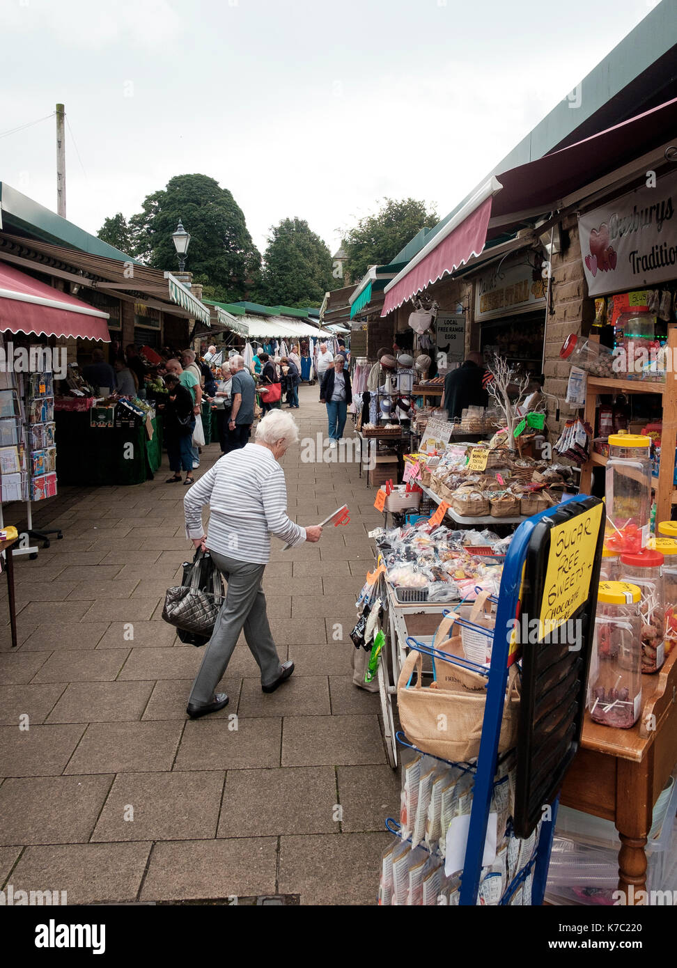 Les clients dans le nouveau marché dans le centre de la ville de clitheroe lancashire Banque D'Images