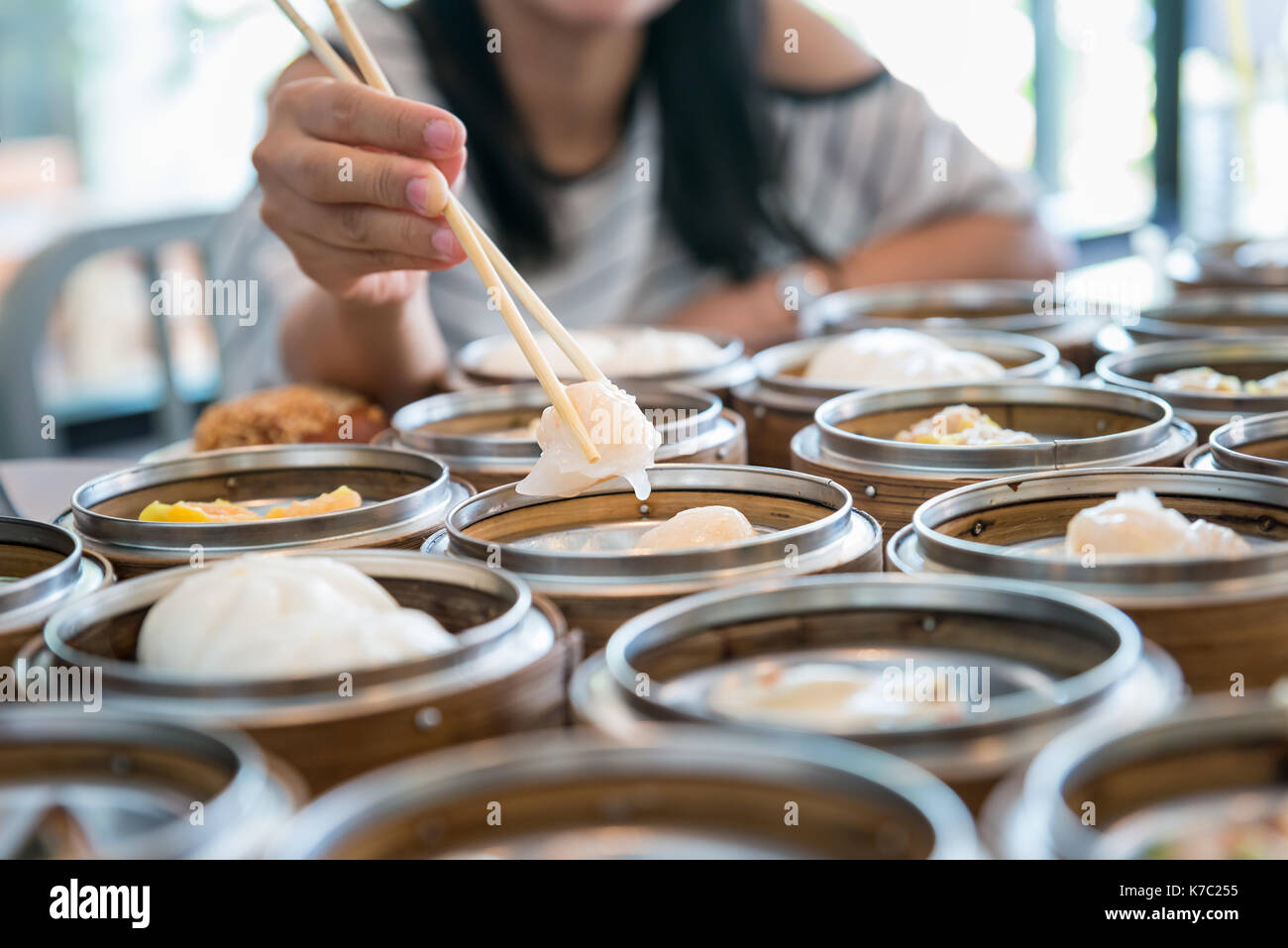 Boulette en streaming chinois dans panier de bambou sur table dans un restaurant chinois. Banque D'Images