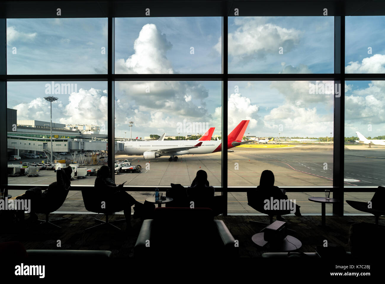 Silhouette d'attente des passagers pour des voyages en avion à l'aéroport salon intérieur. L'aéroport. Banque D'Images