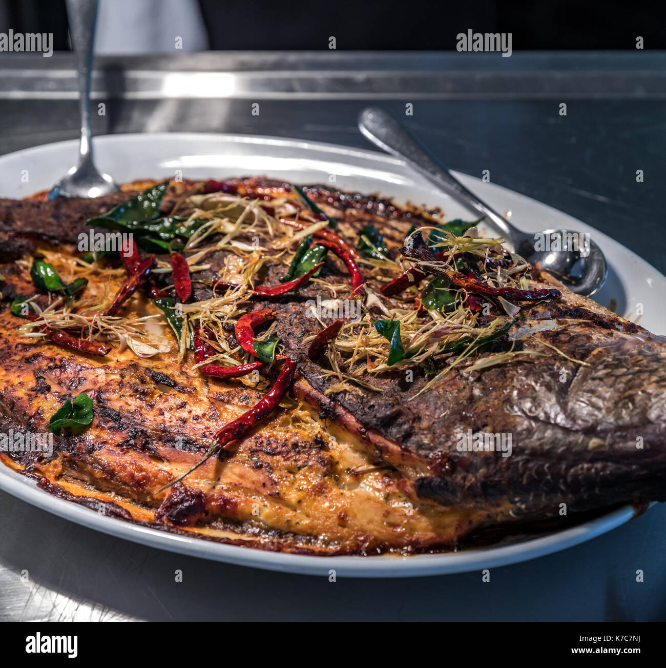 Saumon entier Groumet cuite au four avec des épices et d'herbes thai style  Photo Stock - Alamy