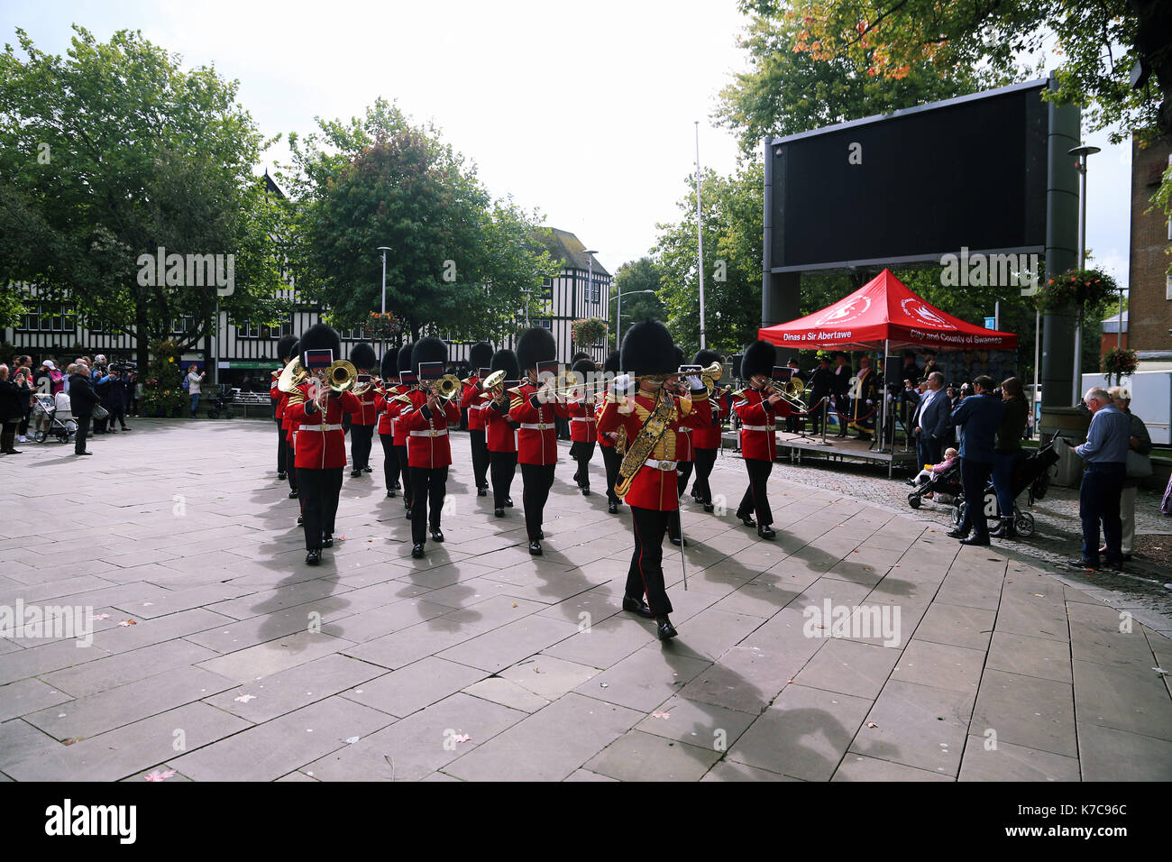 Sur la photo : le Welsh Guards parade en place du Château, à Swansea. Vendredi 15 septembre 2017 Re : Des soldats du Welsh Guards ont exercé leur liberté Banque D'Images