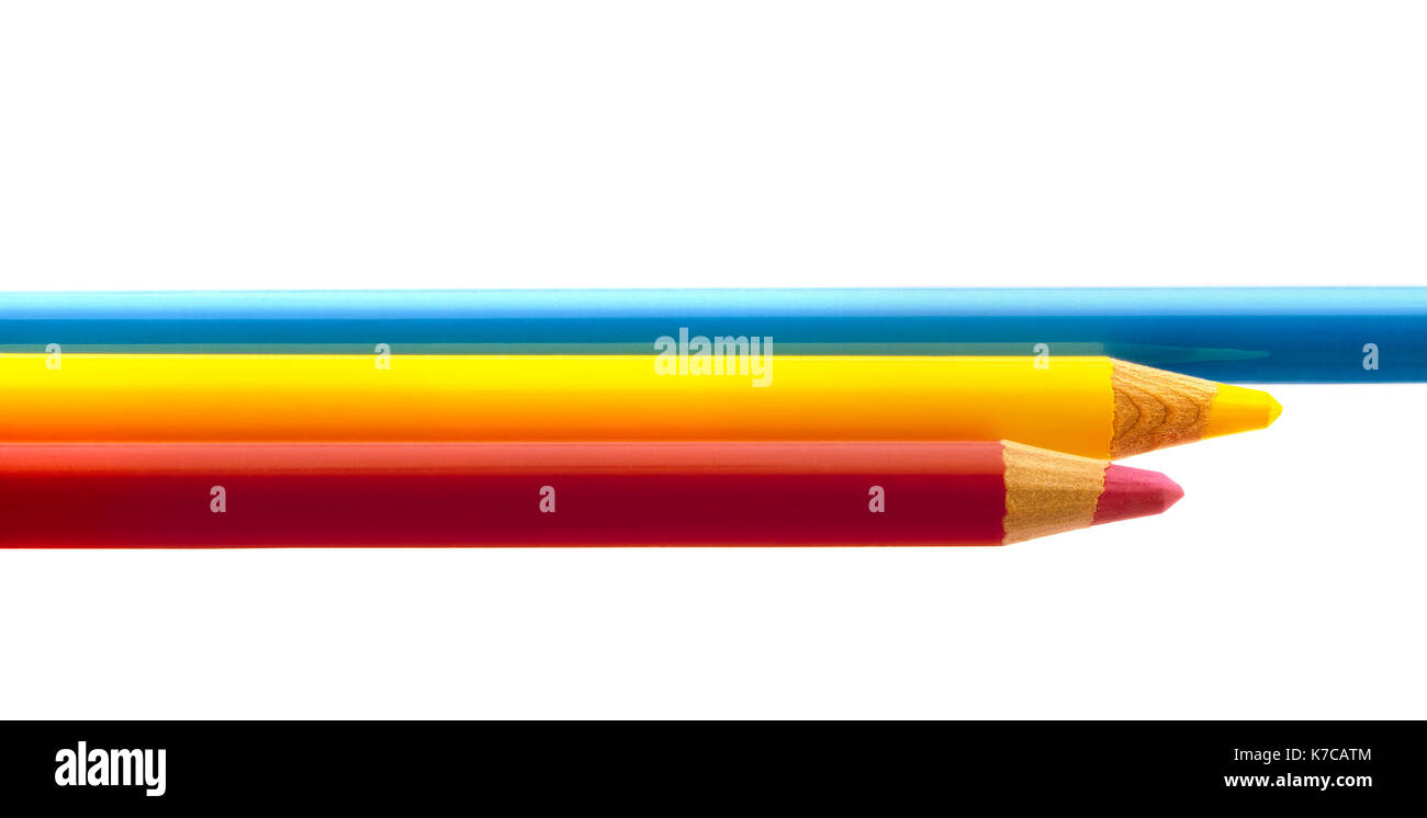 Trois crayons de couleur sur fond blanc. disposition horizontale Banque D'Images