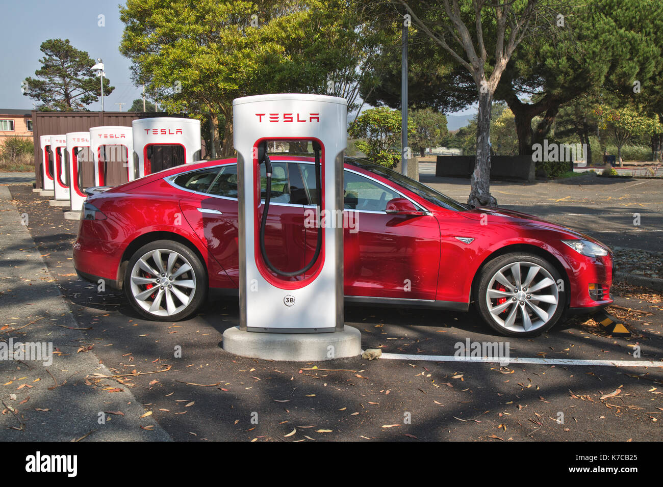 'S' Tesla sedan connecté à 480 volts Supercharger. Banque D'Images