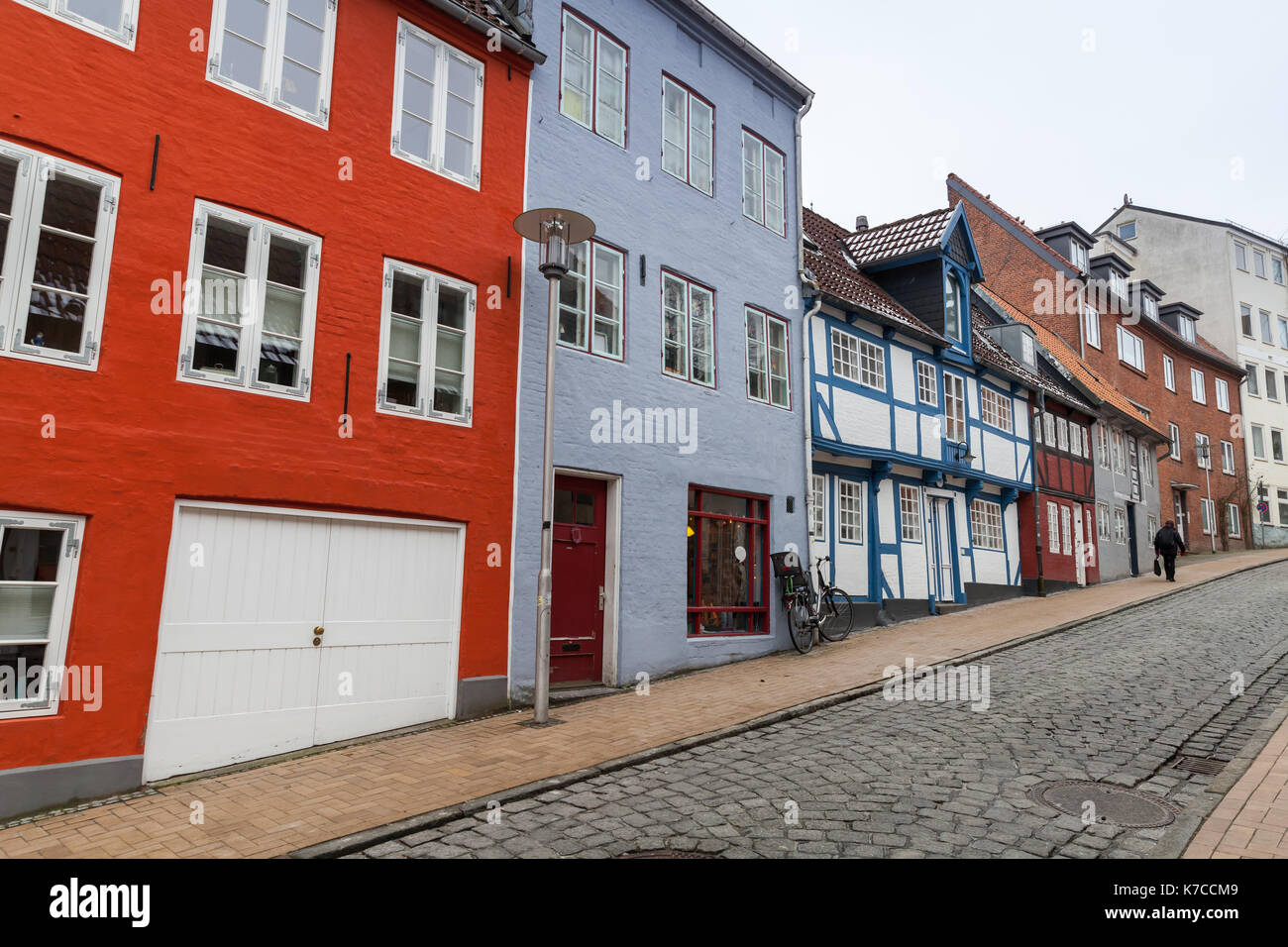 Vue sur la rue avec des maisons colorées traditionnelles vivant de la ville de Flensburg, Allemagne. Banque D'Images