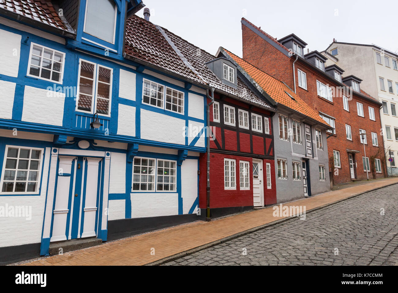 Perspective sur la rue avec des maisons colorées traditionnelles vivant en Allemagne, la ville de Flensburg. Banque D'Images