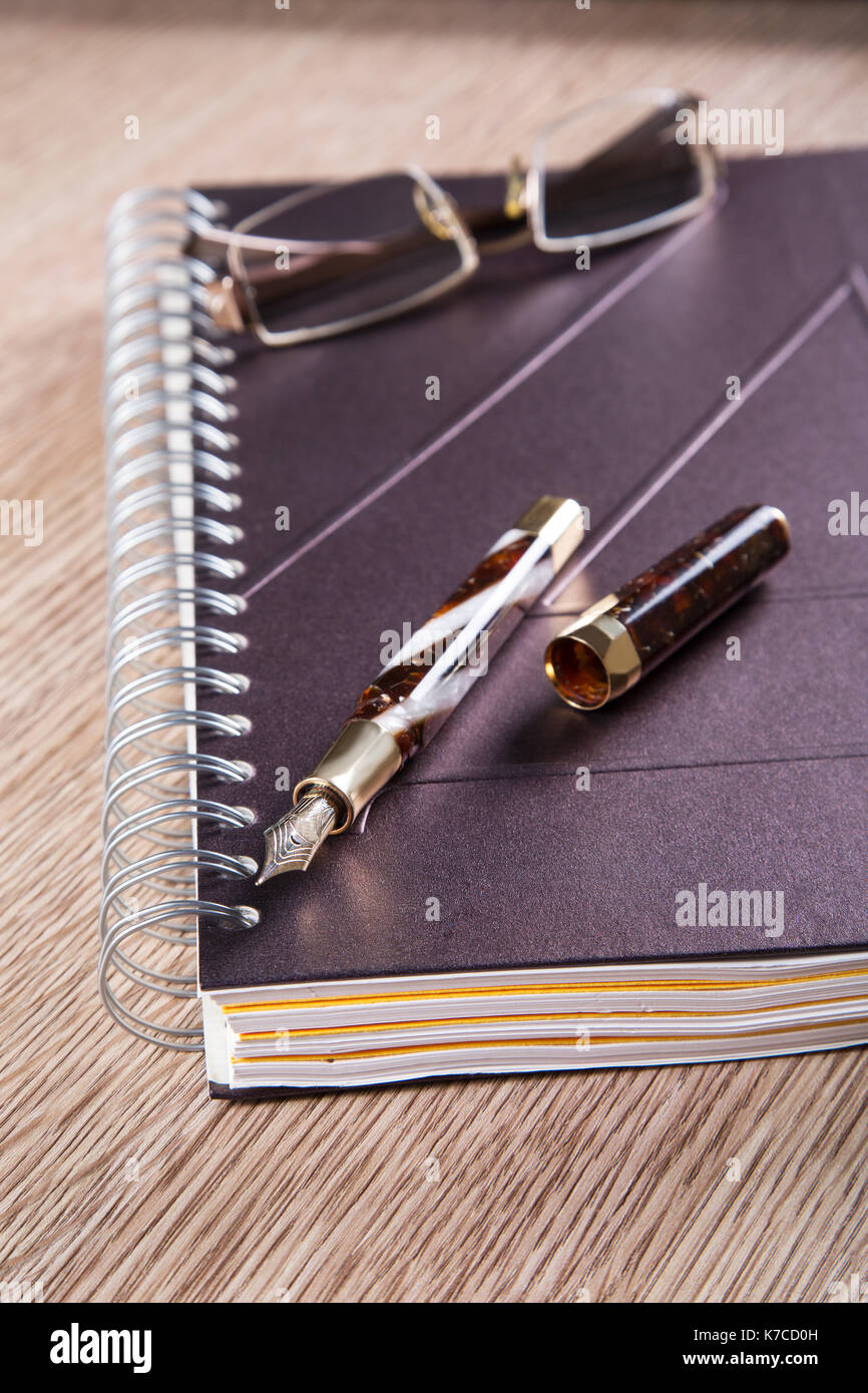 Les stylos et agendas avec couverture en cuir Banque D'Images