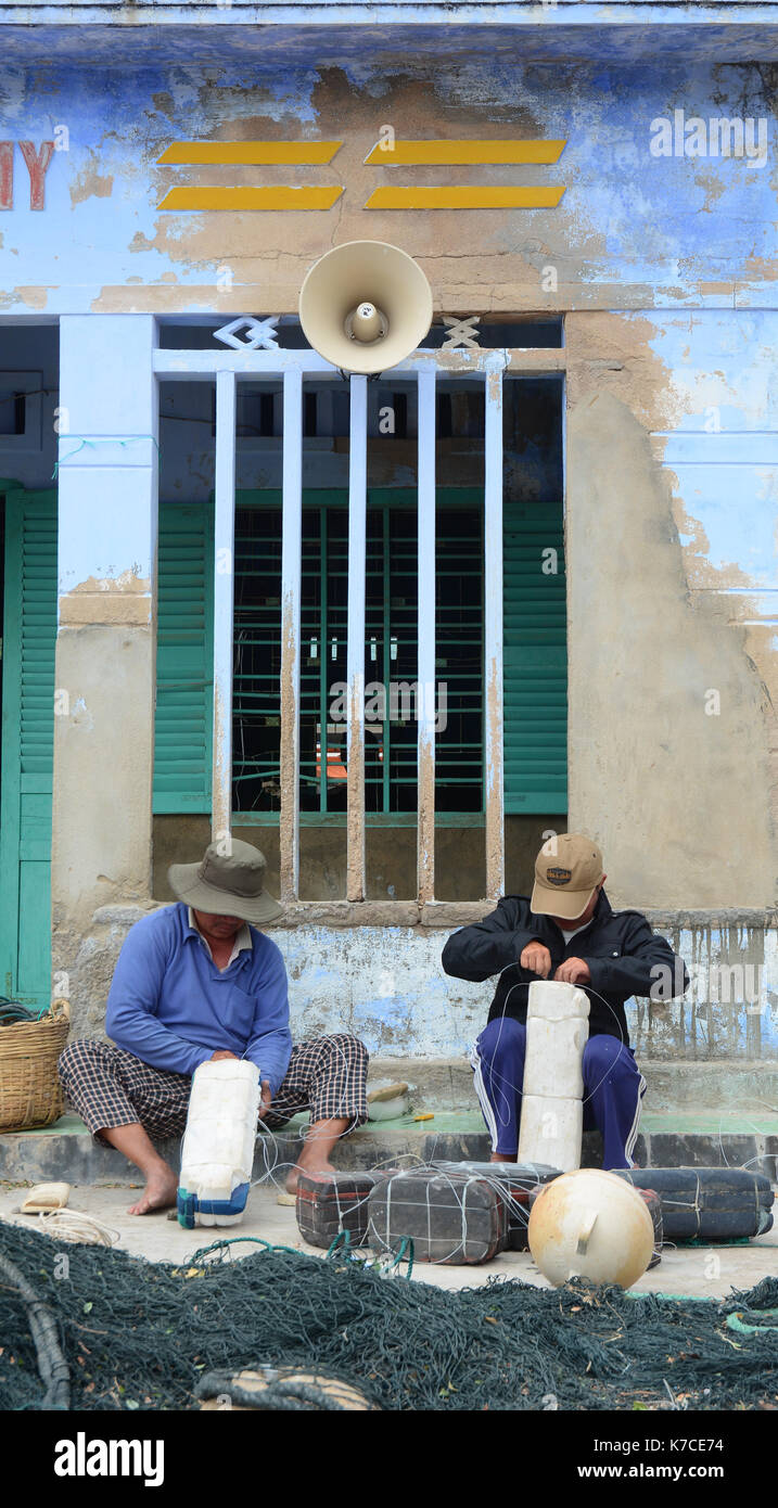 Ninh Thuan, Vietnam - jan 27, 2016. Les hommes qui travaillent avec des filets de pêche dans le village de Phan Rang, Vietnam. phan rang est l'une des destinations célèbres dans sou Banque D'Images