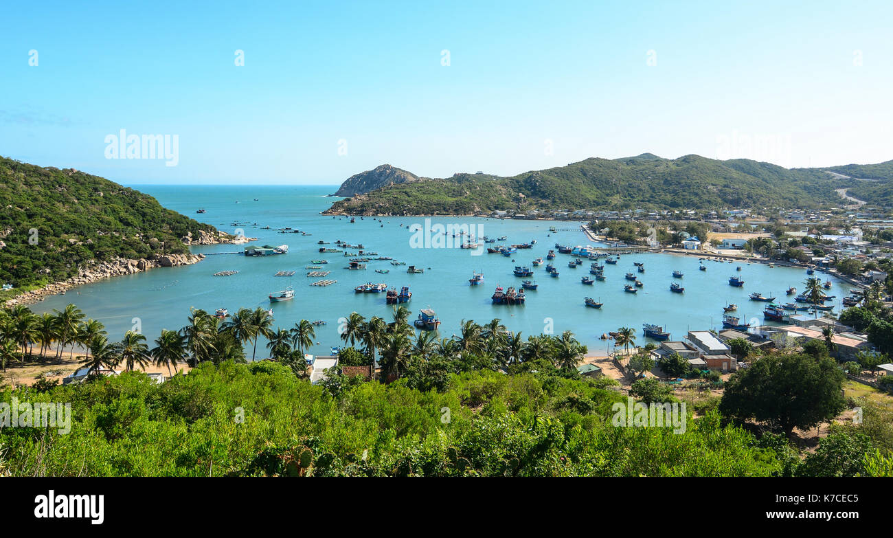 À la mer tropicale idyllique journée ensoleillée à Vinh hy bay, Phan Rang, le sud du Vietnam. Banque D'Images