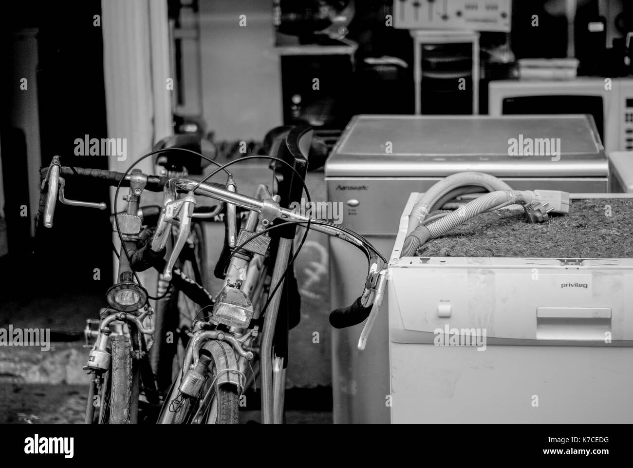 Berlin-Septembre 27 : les vélos et machines à laver à l'intérieur d'un magasin d'aubaines,berlin,Allemagne,le septembre 27,2012. Banque D'Images