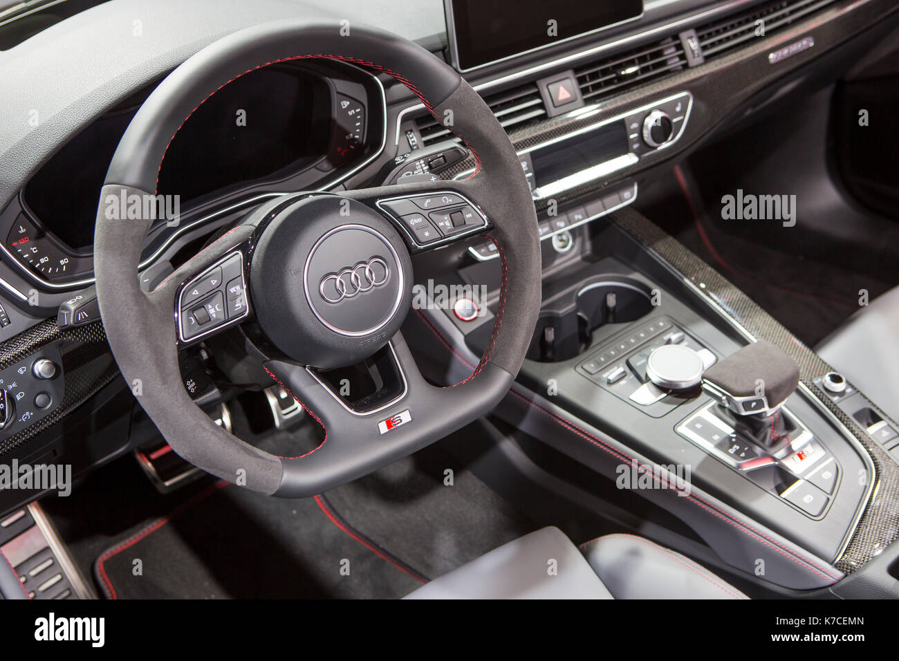 Francfort, Allemagne. 14 septembre 2017. Salon international de l'automobile 2017 (IAA, internationale Automobil-Ausstellung) : cockpit de l'Audi S5. Crédit: Christian Lademann Banque D'Images