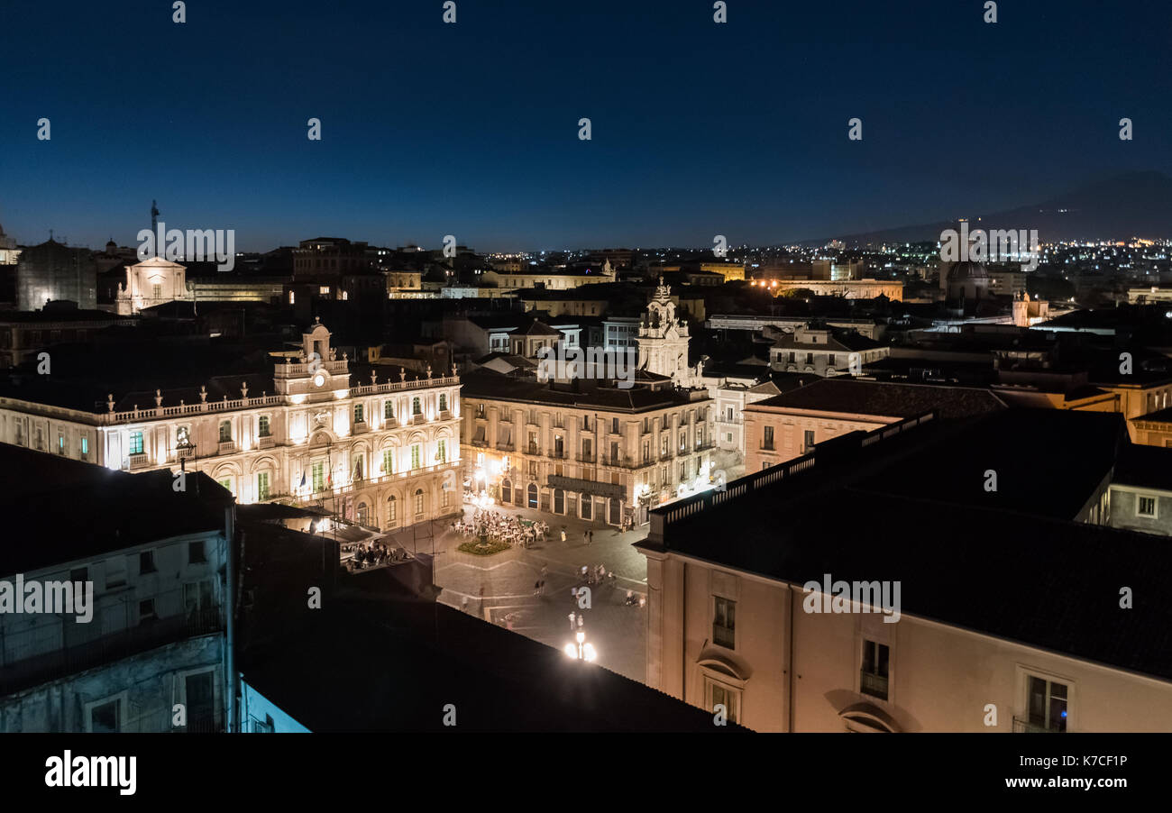 Vue de nuit sur la piazza Universita' à Catane, vu de dessus. Banque D'Images