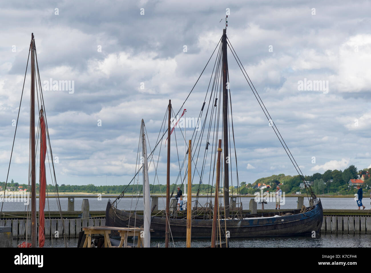 Roskilde, DANEMARK - août 01, 2015 : réplique de bateau antique et les visiteurs à l'extérieur du bateau musée vicking Banque D'Images