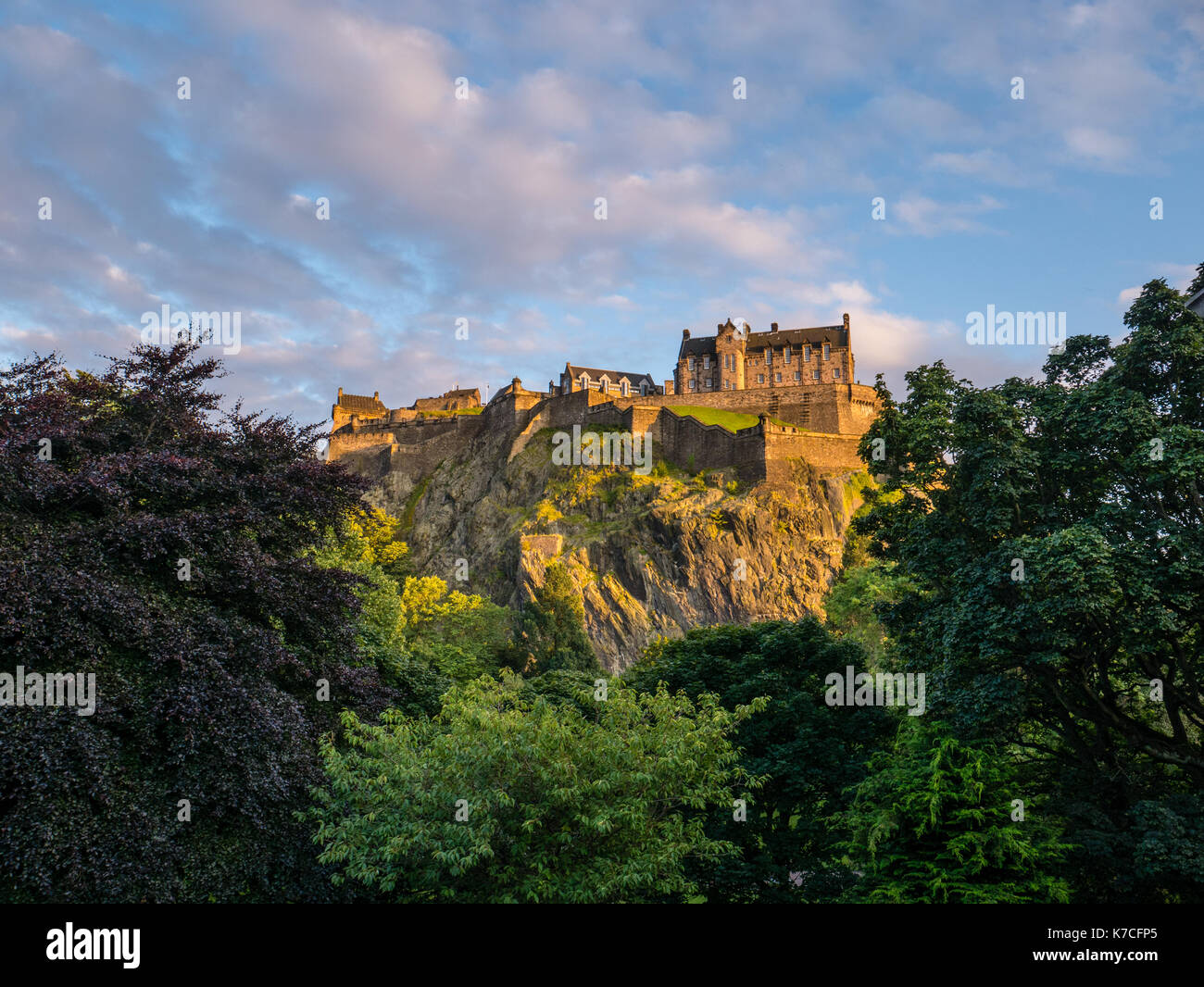 Le coucher du soleil, le château d'Édimbourg, vue de Princes Street Gardens, Château d'Edimbourg, Castle Rock, Édimbourg, Écosse. UK, FR. Banque D'Images