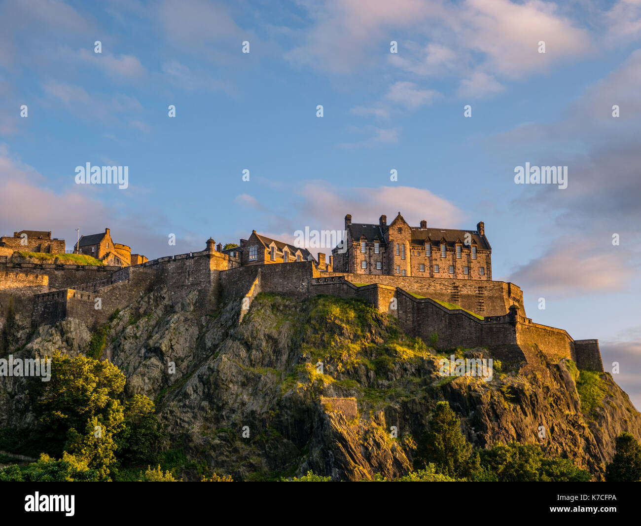 Le coucher du soleil, le château d'Édimbourg, vue de Princes Street Gardens, Château d'Edimbourg, Castle Rock, Édimbourg, Écosse. UK, FR. Banque D'Images