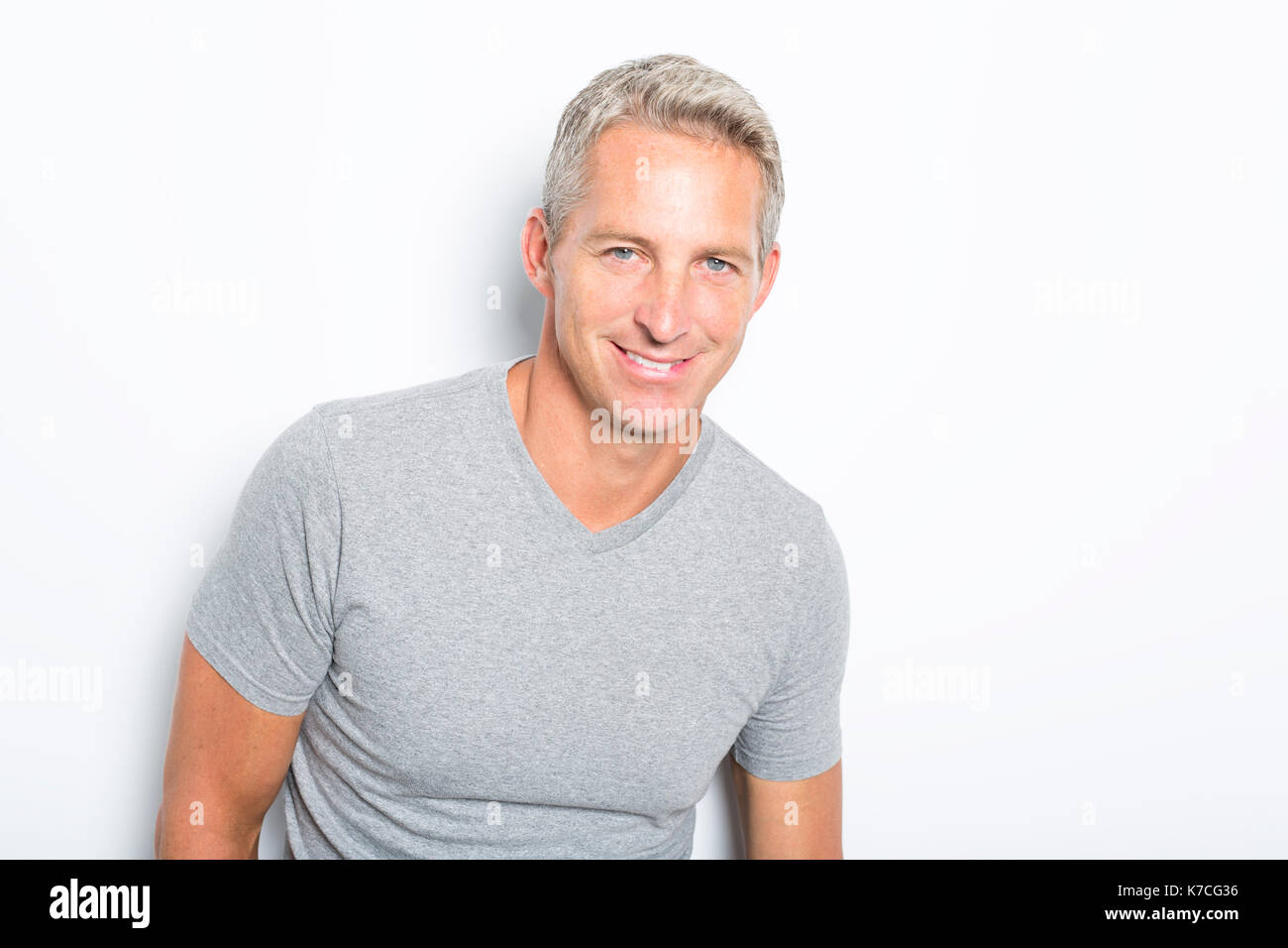 Portrait of young man standing on white background Banque D'Images
