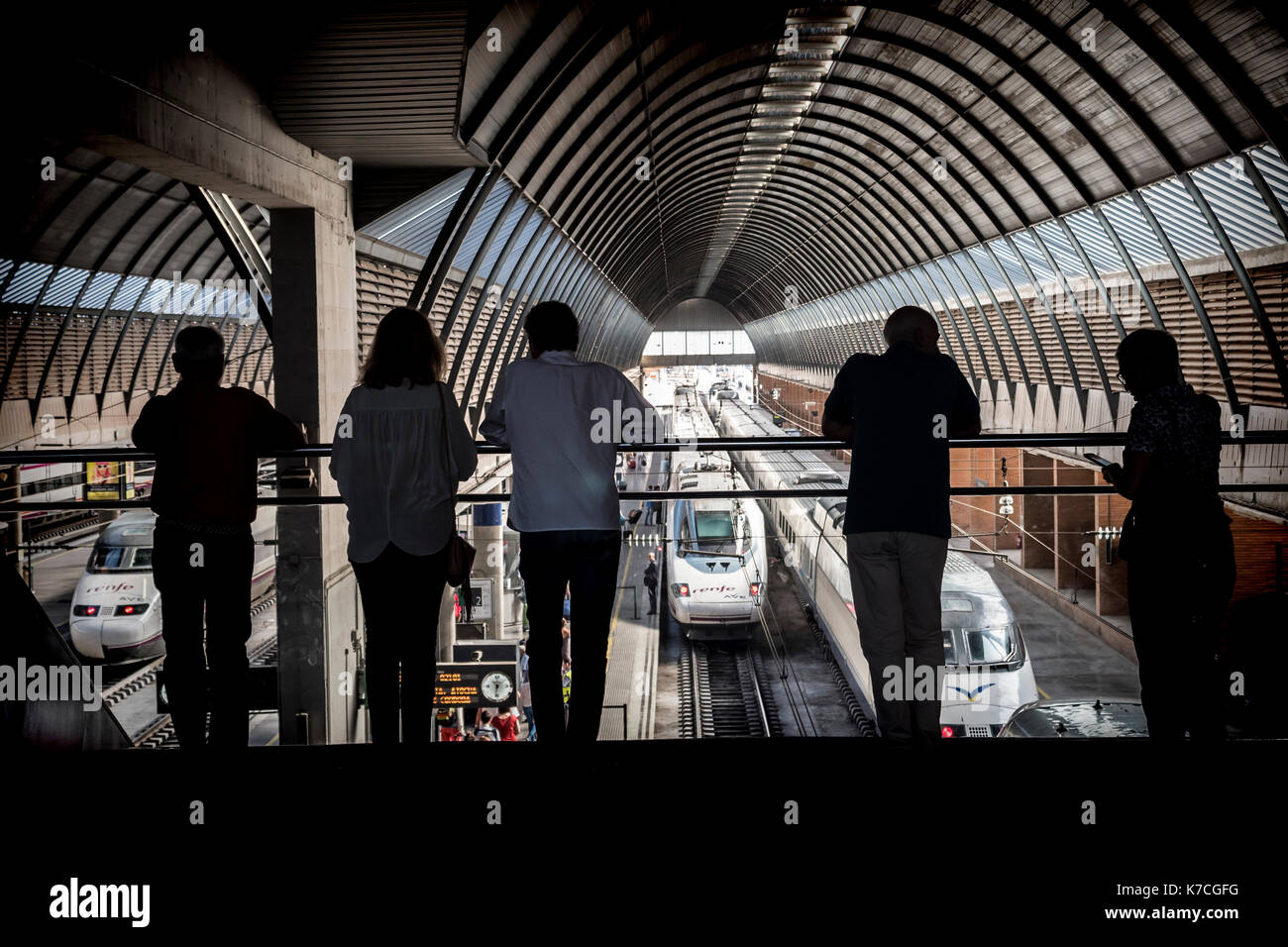 Silhouettes des voyageurs à la gare, concept transporte Banque D'Images