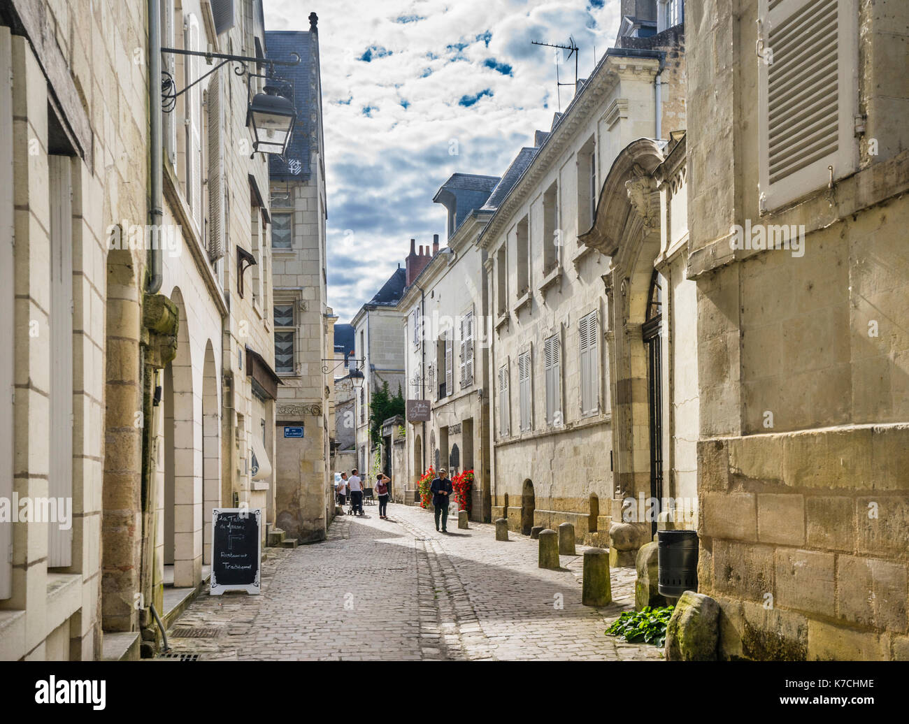La France, l'Center-Val de Loire, Touraine, Chinon, d'anciennes maisons en pierre fait de la pierre de tuffeau local à la Rue Haute Saint-Maurice Banque D'Images
