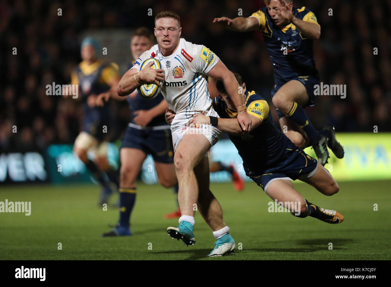 Exeter chiefs sam simmonds est abordé par Worcester Warriors josh Adams au cours de l'Aviva premiership match au Sixways Stadium, Worcester. Banque D'Images