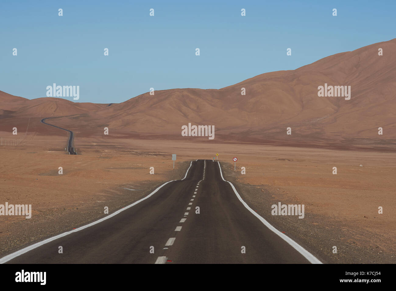 Route à travers le désert d'Atacama à la ville côtière historique de pisagua dans la région de Tarapacá au nord du Chili. Banque D'Images