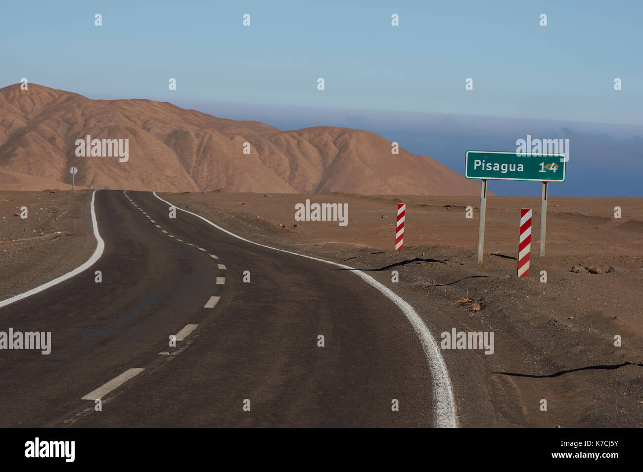 Route à travers le désert d'Atacama à la ville côtière historique de pisagua dans la région de Tarapacá au nord du Chili. Banque D'Images
