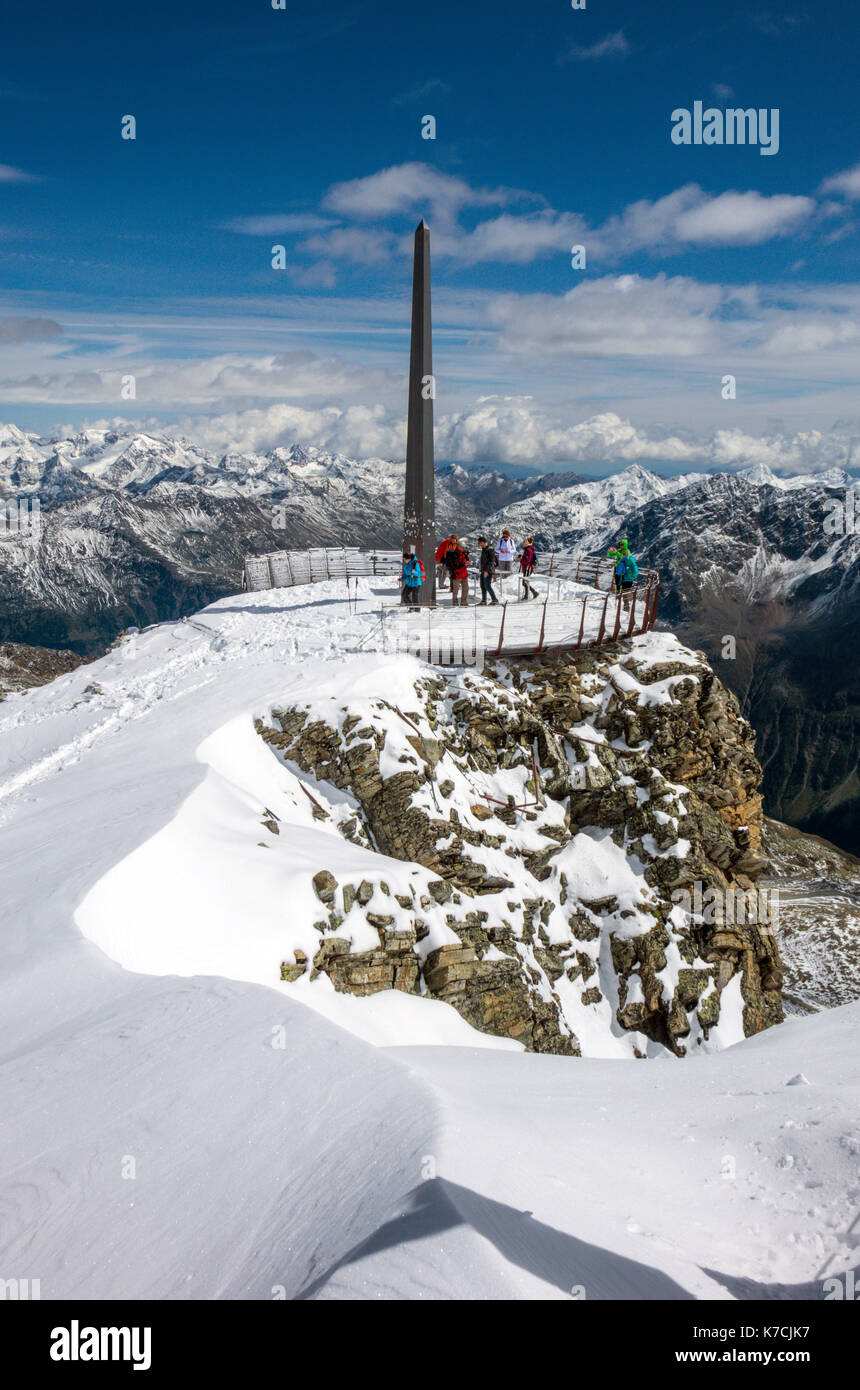 Les randonneurs au point de vue neige, Schwarze Schneid téléphérique, Sölden,  Autriche Photo Stock - Alamy