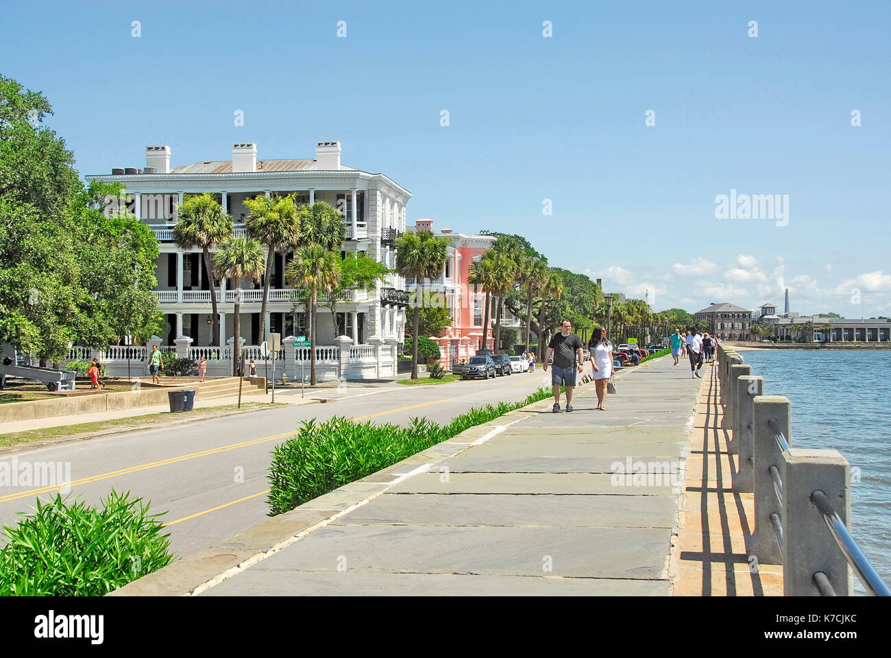 Seawall et promenade sur l'East Battery Street en face de demeures d'avant donnant sur le port de Charleston à Charleston, Caroline du Sud Banque D'Images