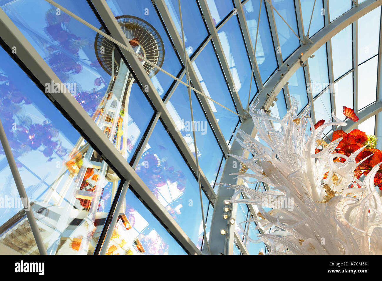 SEATTLE-DEC 1, 2014 : Vue de la Space Needle à la recherche jusqu'à l'intérieur du jardin et musée de verre Chihuly conservatory à côté. Point de vue unique de Banque D'Images