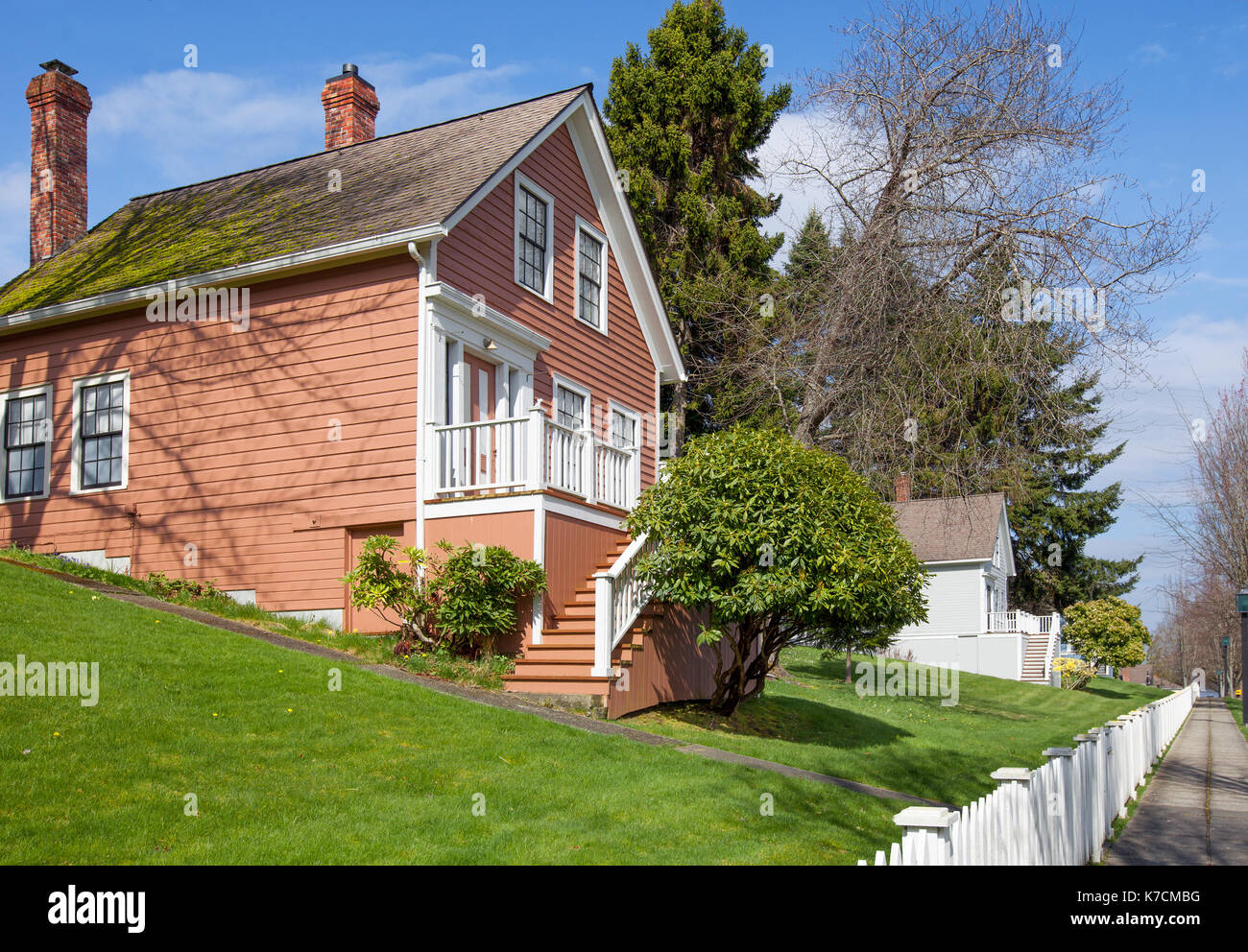 Bungalow américain maisons avec palissades blanches. endroit : Port Gamble, Washington, sur la péninsule olympique Banque D'Images