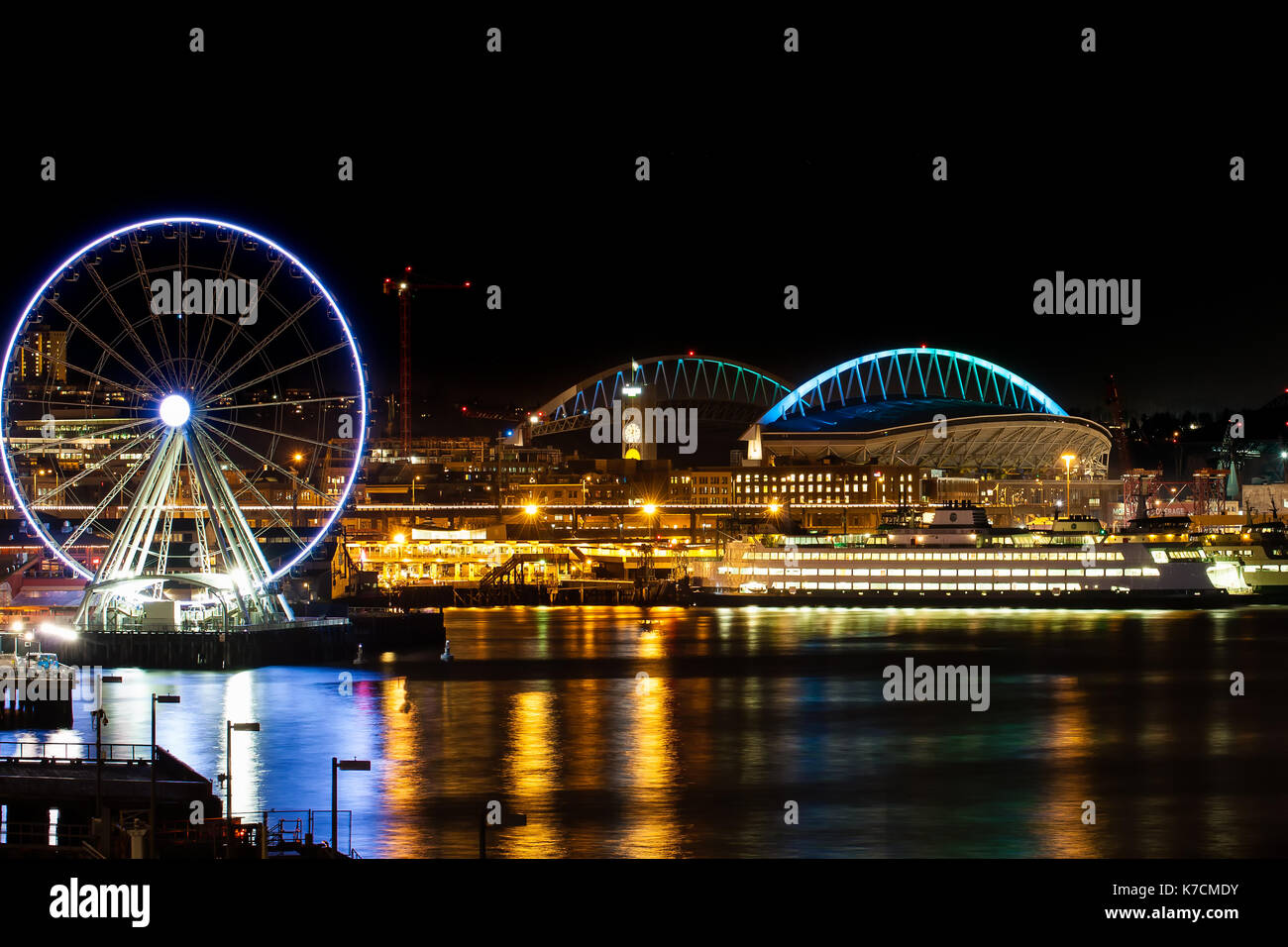 Seattle Waterfront éclairée la nuit Banque D'Images