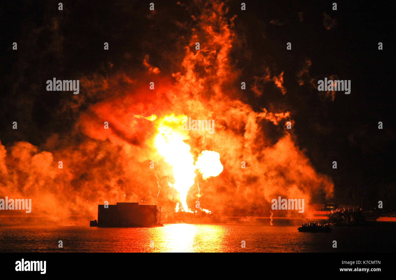 D'artifice d'une barge à Epcot à Disneyworld, en Floride Banque D'Images