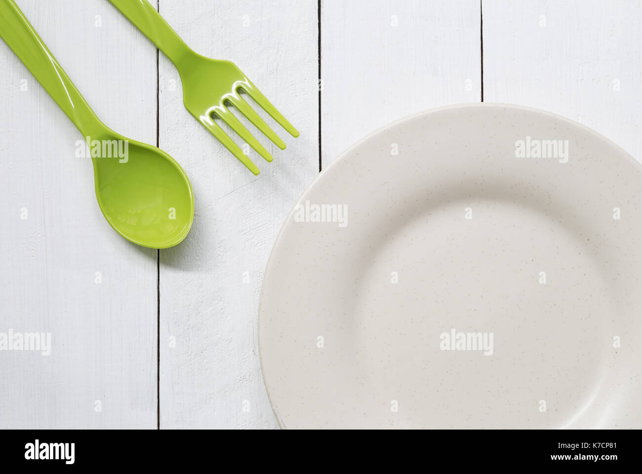 Assiette et cuillère en bois blanc marbre,concept d'accessoires de cuisine. Banque D'Images