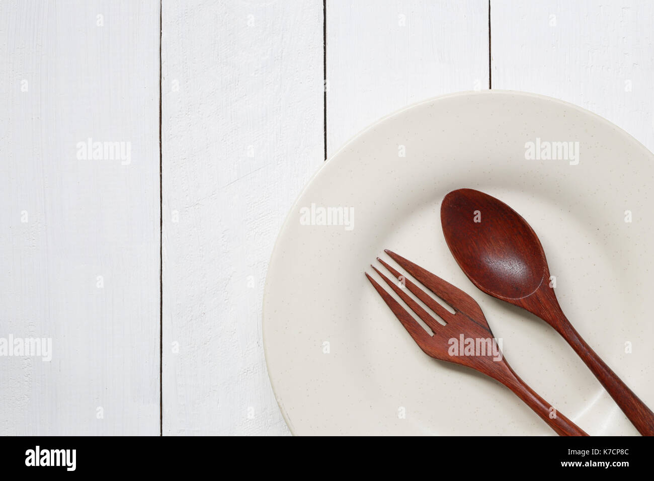 Assiette et cuillère en bois blanc marbre,concept d'accessoires de cuisine. Banque D'Images
