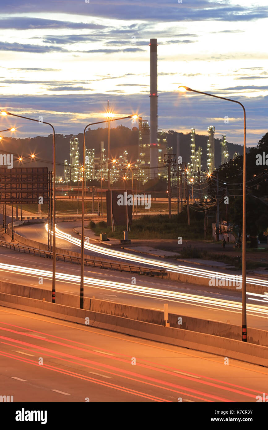 Les routes de la route et des raffineries de pétrole en vue ciel crépusculaire. Banque D'Images